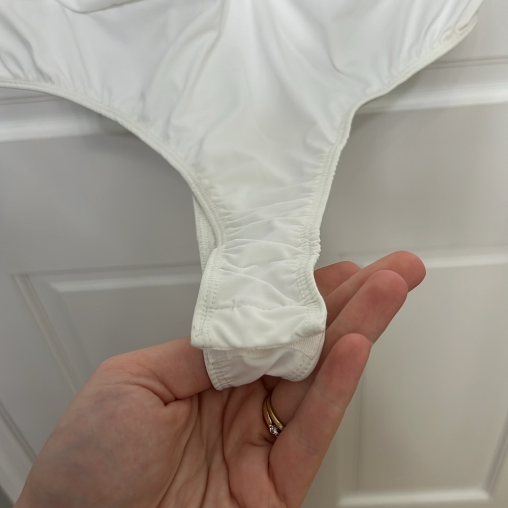 NWOT Lulu’s A Little Bit Of Love Ivory Ruched Flutter Sleeve Bodysuit - Picture 7 of 9